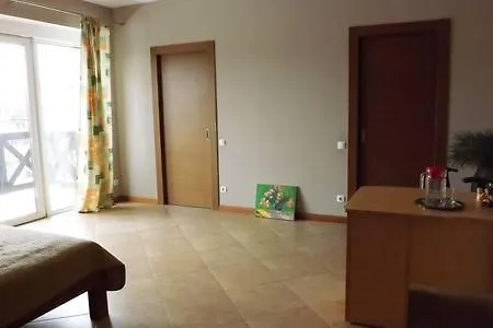 Дом Напротив Отеля 